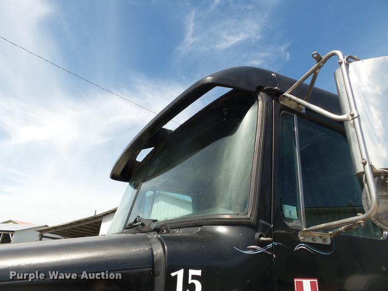 image for item DE7819 1995 White GMC WIA semi truck