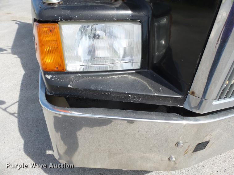 image for item DE7819 1995 White GMC WIA semi truck