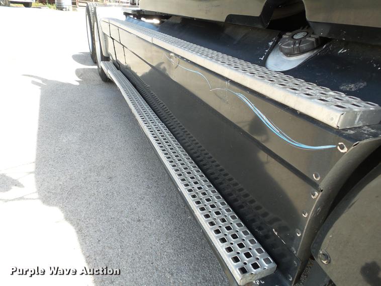 image for item DE7819 1995 White GMC WIA semi truck