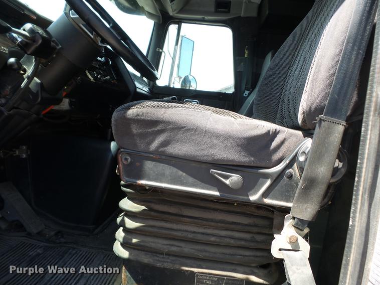 image for item DE7819 1995 White GMC WIA semi truck