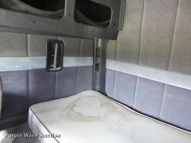 image for item DE7819 1995 White GMC WIA semi truck