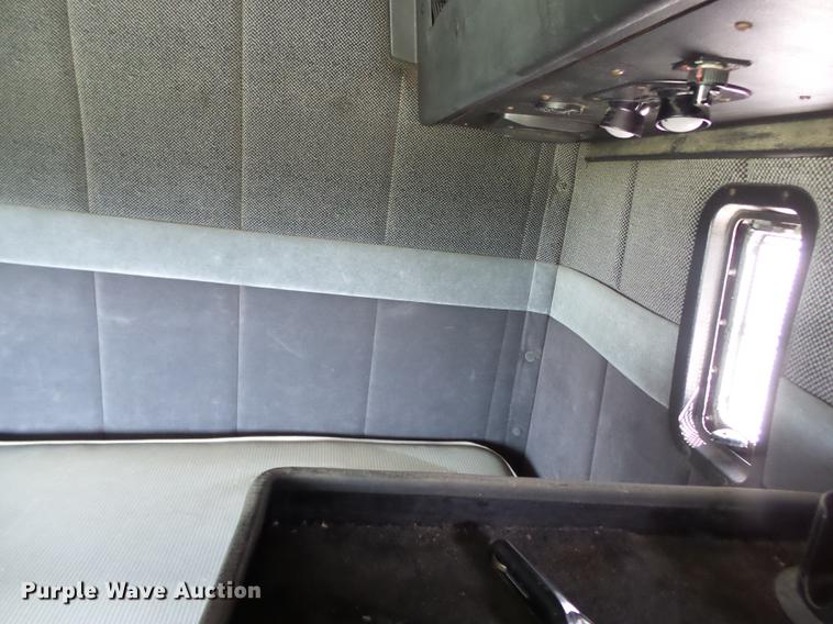 image for item DE7819 1995 White GMC WIA semi truck