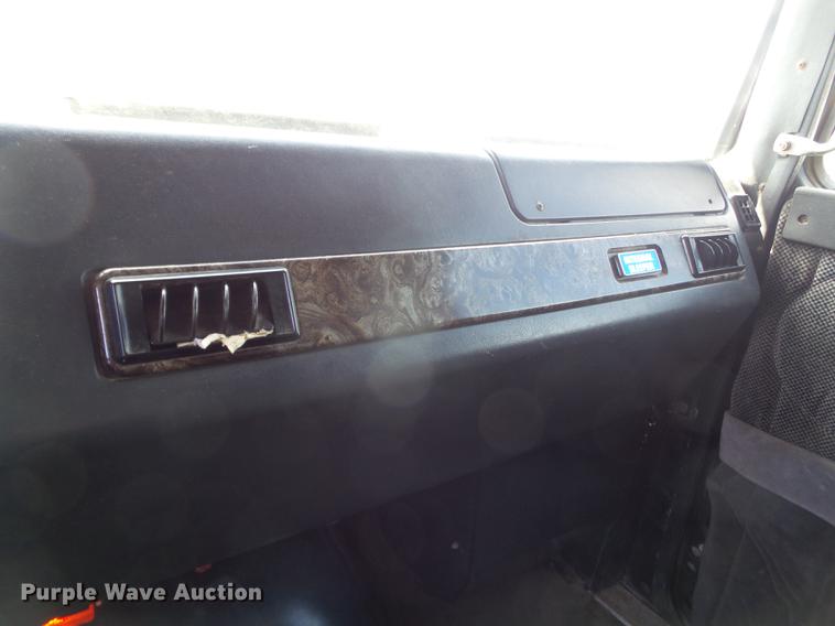 image for item DE7819 1995 White GMC WIA semi truck