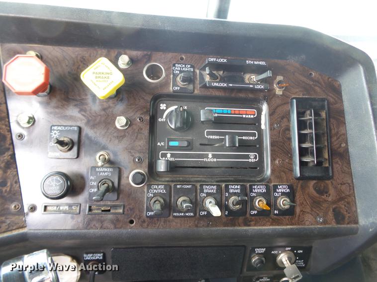 image for item DE7819 1995 White GMC WIA semi truck