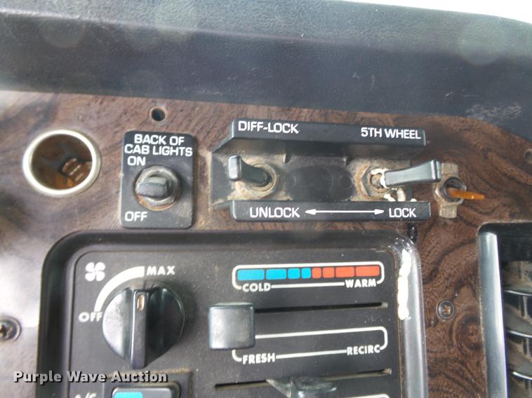 image for item DE7819 1995 White GMC WIA semi truck