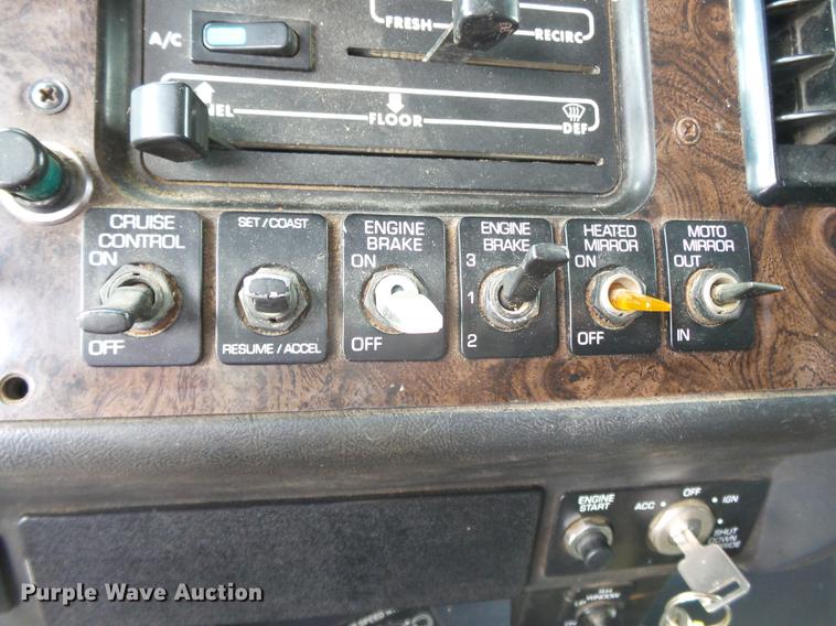 image for item DE7819 1995 White GMC WIA semi truck