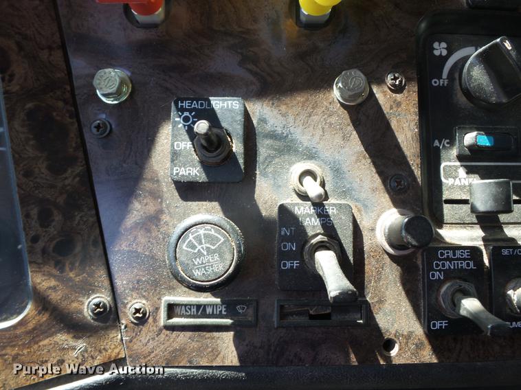 image for item DE7819 1995 White GMC WIA semi truck