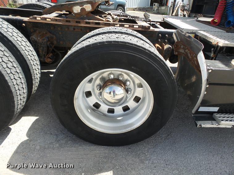 image for item DE7819 1995 White GMC WIA semi truck