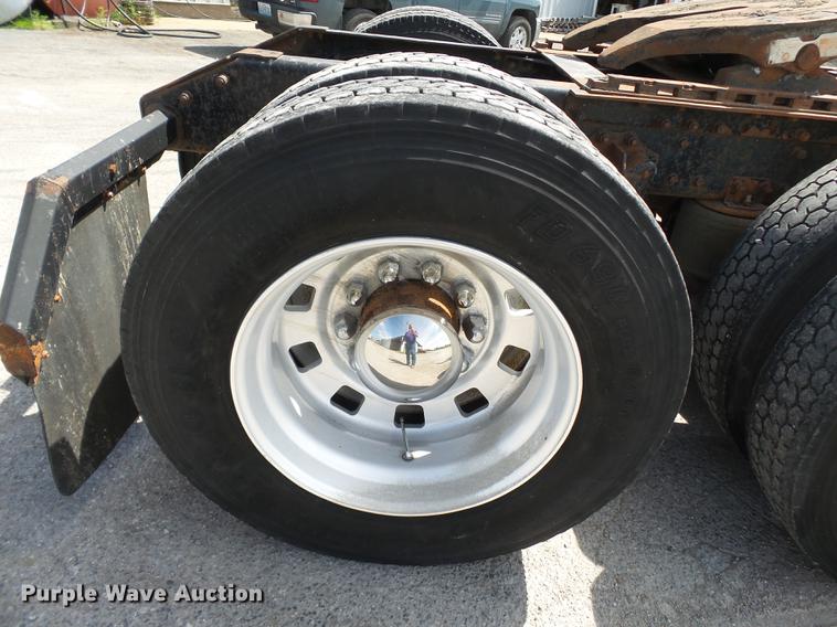 image for item DE7819 1995 White GMC WIA semi truck