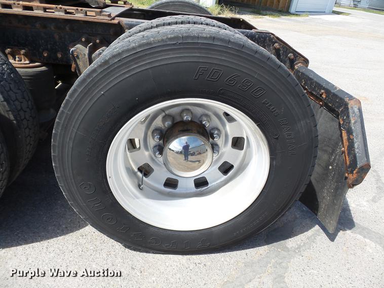 image for item DE7819 1995 White GMC WIA semi truck