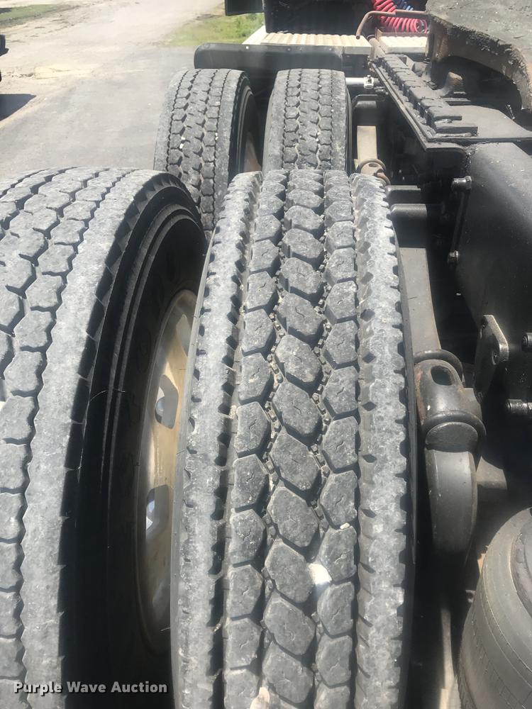 image for item DE7819 1995 White GMC WIA semi truck