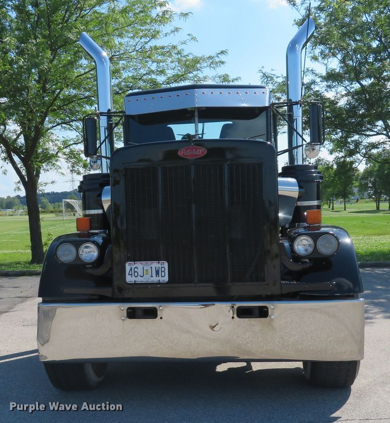 image for item DE8161 1984 Peterbilt 359 semi truck