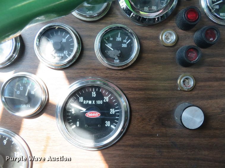 image for item DE8161 1984 Peterbilt 359 semi truck