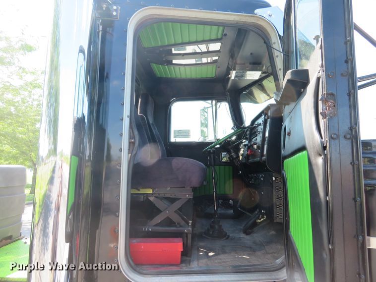 image for item DE8161 1984 Peterbilt 359 semi truck