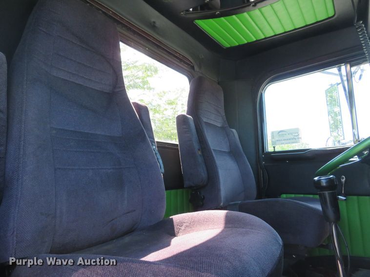 image for item DE8161 1984 Peterbilt 359 semi truck