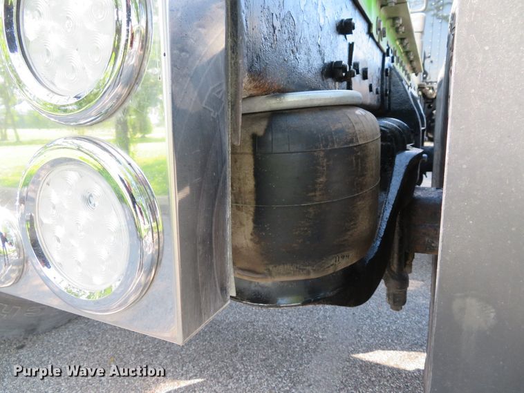 image for item DE8161 1984 Peterbilt 359 semi truck