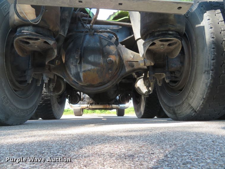 image for item DE8161 1984 Peterbilt 359 semi truck