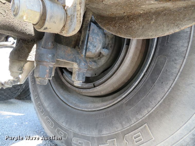 image for item DE8161 1984 Peterbilt 359 semi truck