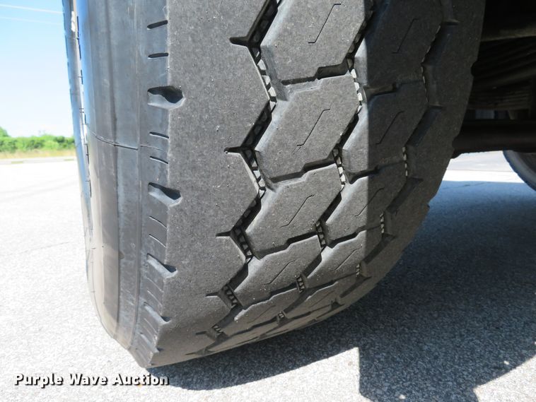 image for item DE8161 1984 Peterbilt 359 semi truck