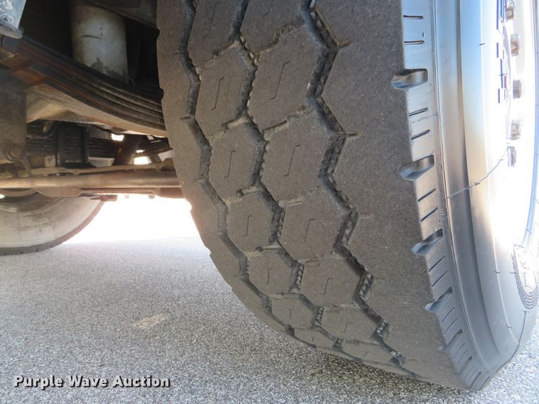 image for item DE8161 1984 Peterbilt 359 semi truck