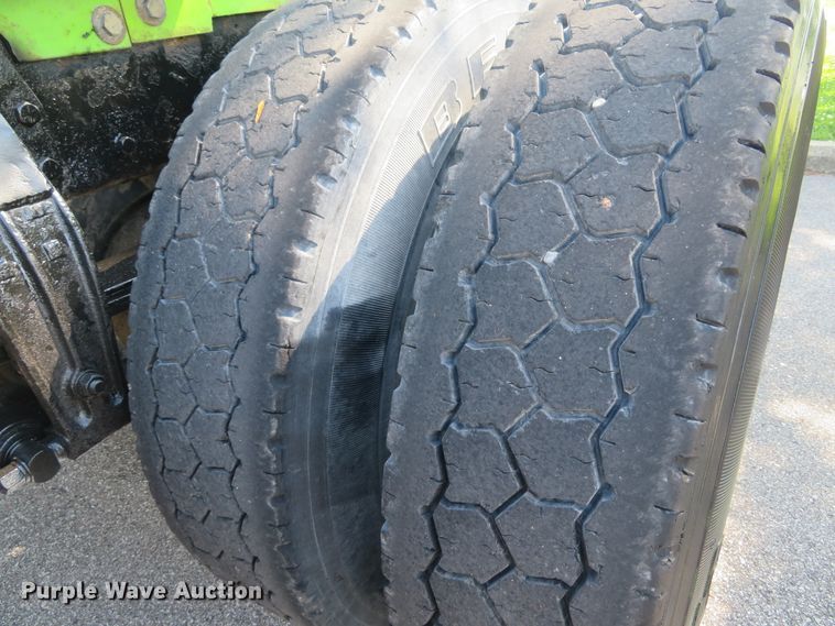 image for item DE8161 1984 Peterbilt 359 semi truck