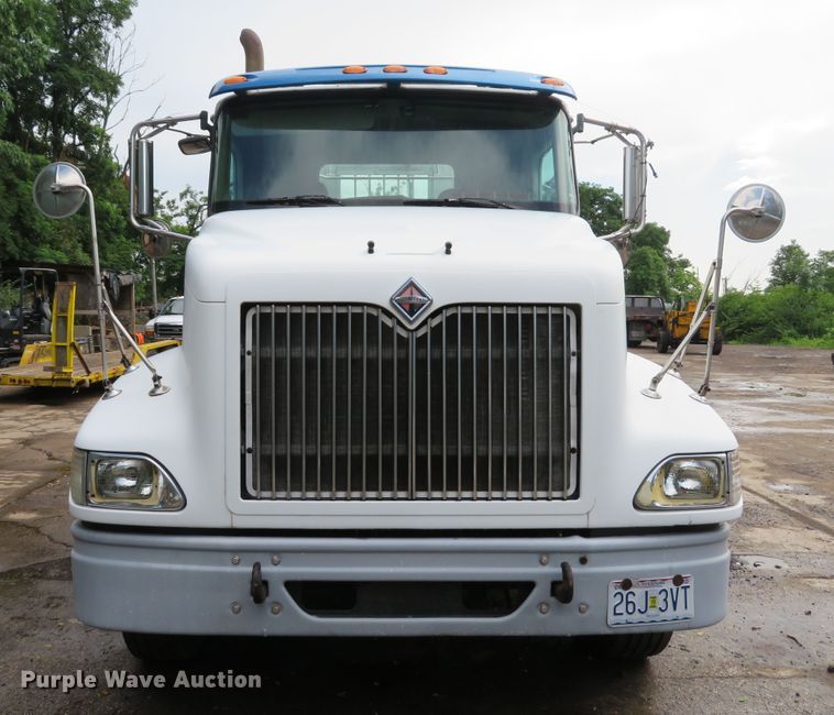 image for item DE8170 2003 International 9200i semi truck