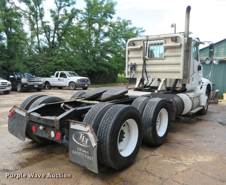 image for item DE8170 2003 International 9200i semi truck