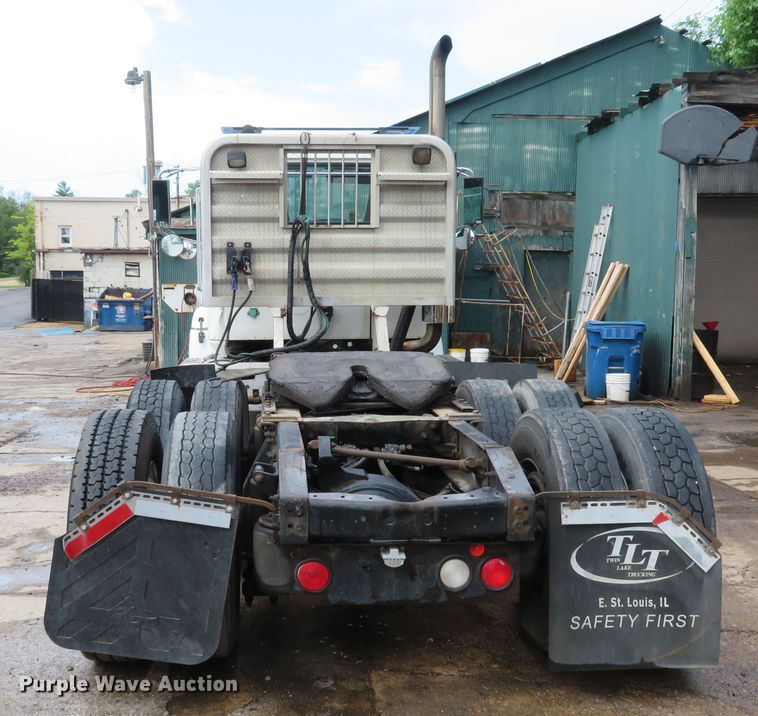 image for item DE8170 2003 International 9200i semi truck