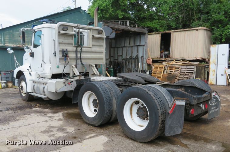 image for item DE8170 2003 International 9200i semi truck
