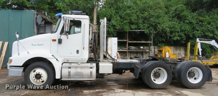 image for item DE8170 2003 International 9200i semi truck