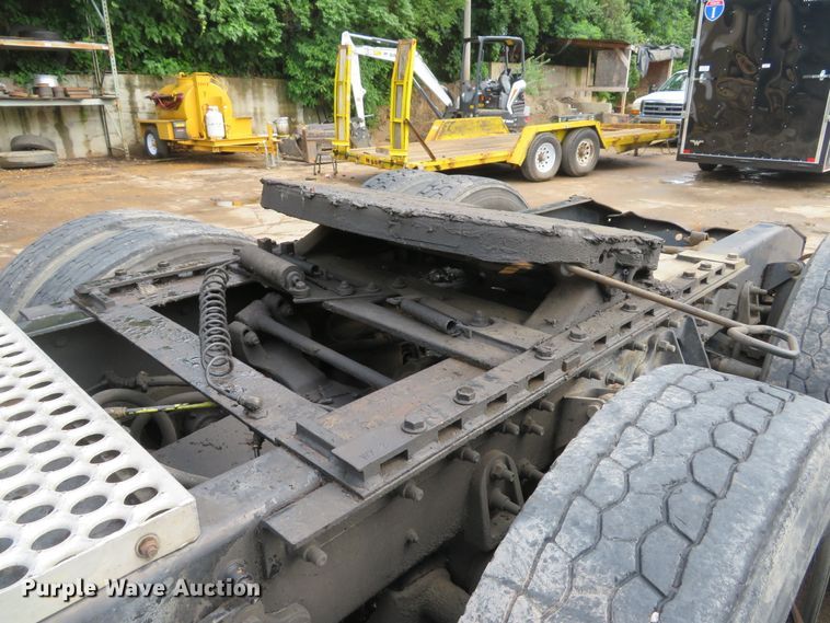 image for item DE8170 2003 International 9200i semi truck