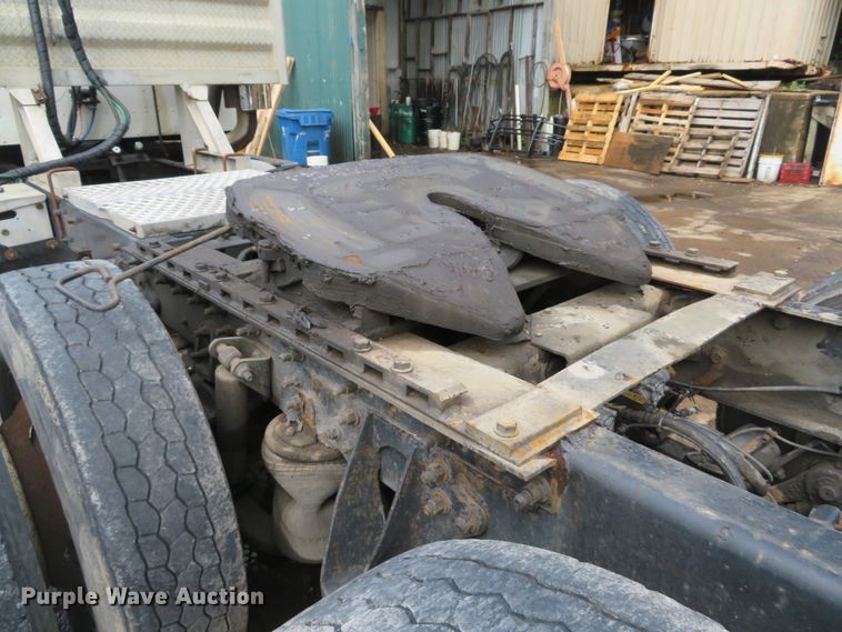 image for item DE8170 2003 International 9200i semi truck