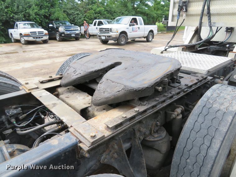 image for item DE8170 2003 International 9200i semi truck