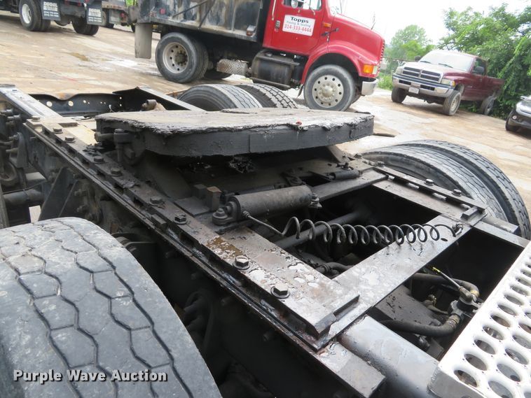 image for item DE8170 2003 International 9200i semi truck