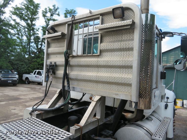 image for item DE8170 2003 International 9200i semi truck