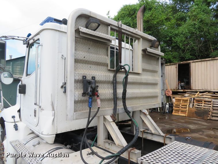 image for item DE8170 2003 International 9200i semi truck