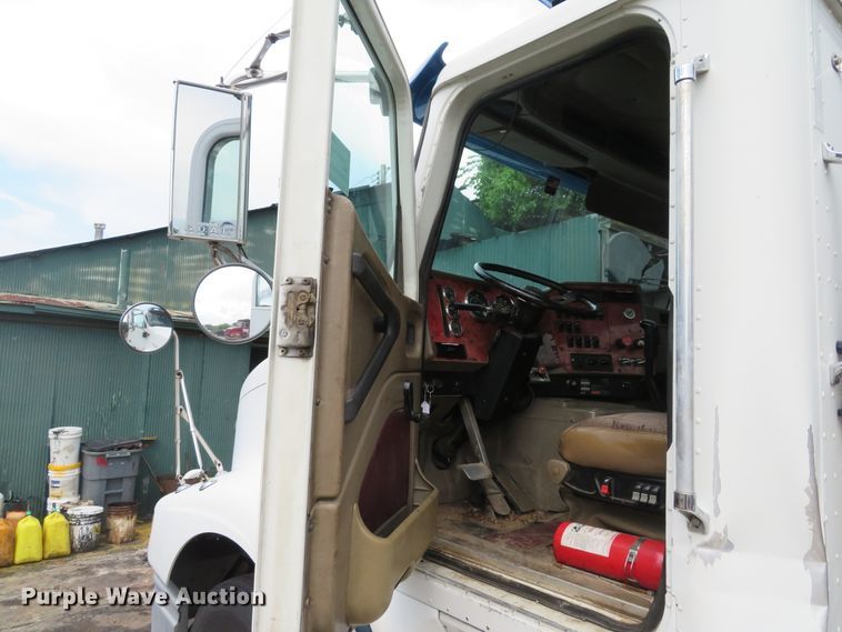 image for item DE8170 2003 International 9200i semi truck