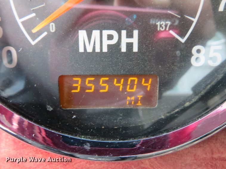 image for item DE8170 2003 International 9200i semi truck