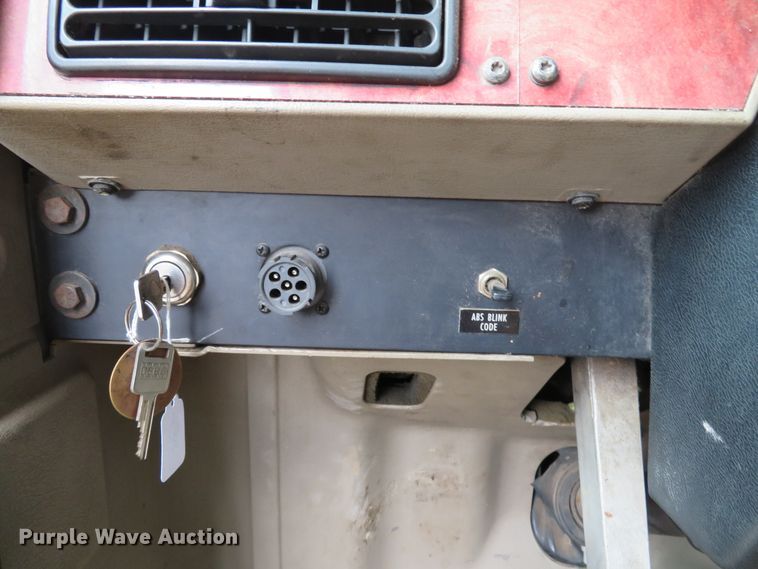 image for item DE8170 2003 International 9200i semi truck