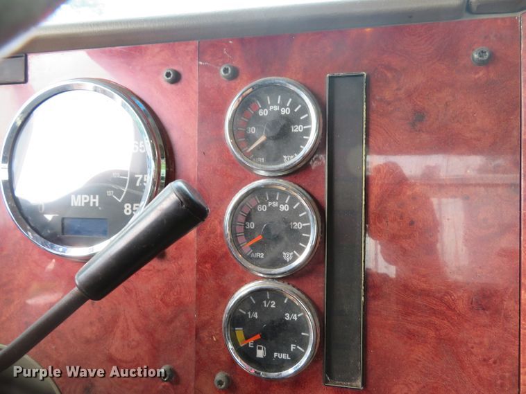 image for item DE8170 2003 International 9200i semi truck