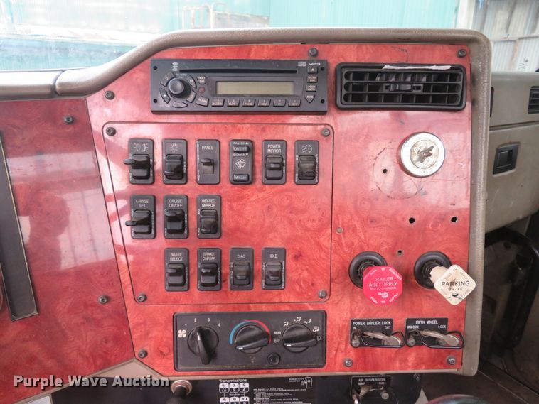 image for item DE8170 2003 International 9200i semi truck