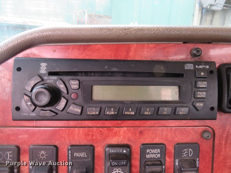 image for item DE8170 2003 International 9200i semi truck