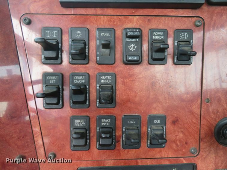 image for item DE8170 2003 International 9200i semi truck