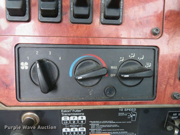 image for item DE8170 2003 International 9200i semi truck