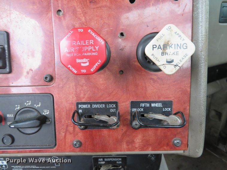 image for item DE8170 2003 International 9200i semi truck