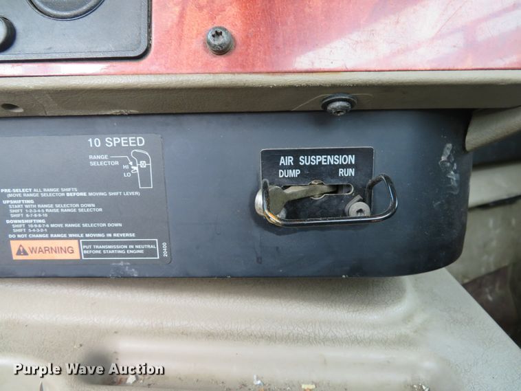 image for item DE8170 2003 International 9200i semi truck