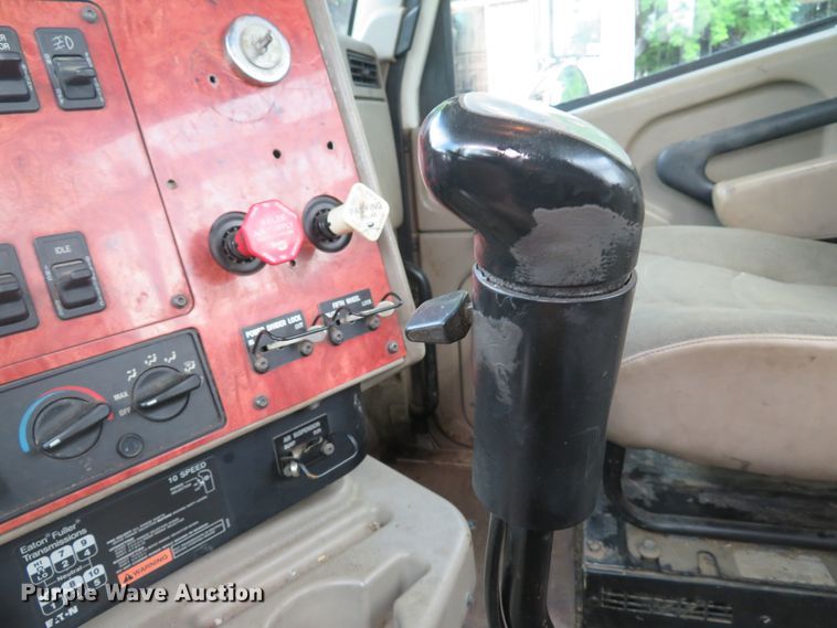 image for item DE8170 2003 International 9200i semi truck