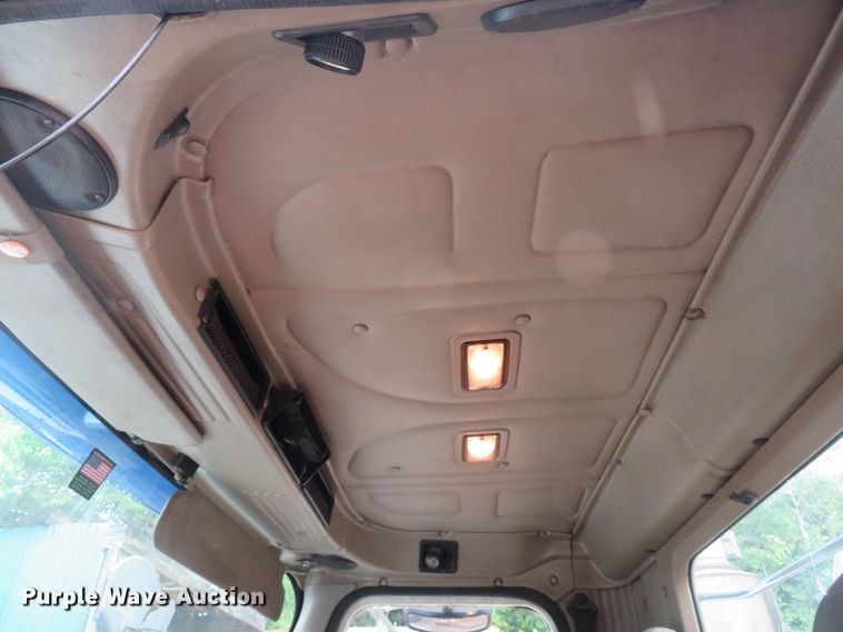 image for item DE8170 2003 International 9200i semi truck