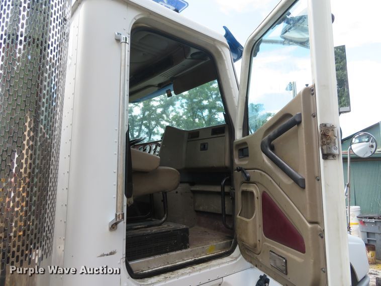 image for item DE8170 2003 International 9200i semi truck