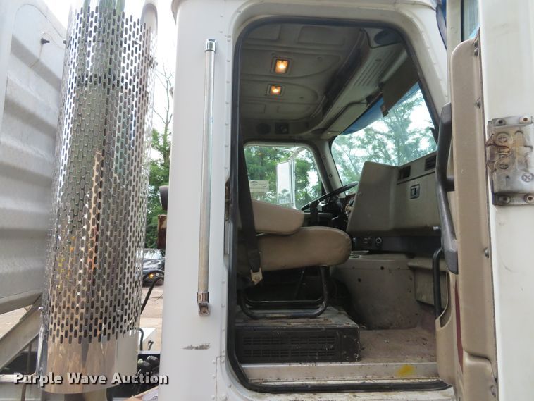 image for item DE8170 2003 International 9200i semi truck